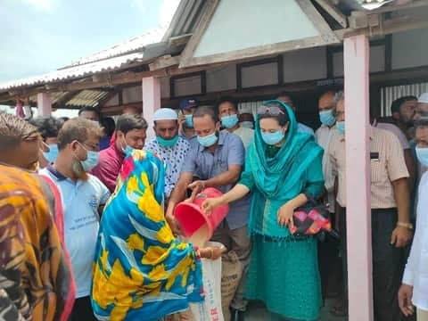 চাঁদপুর জেলা প্রশাসনের পক্ষ থেকে রাজরাজেশ্বরে ত্রান বিতরন