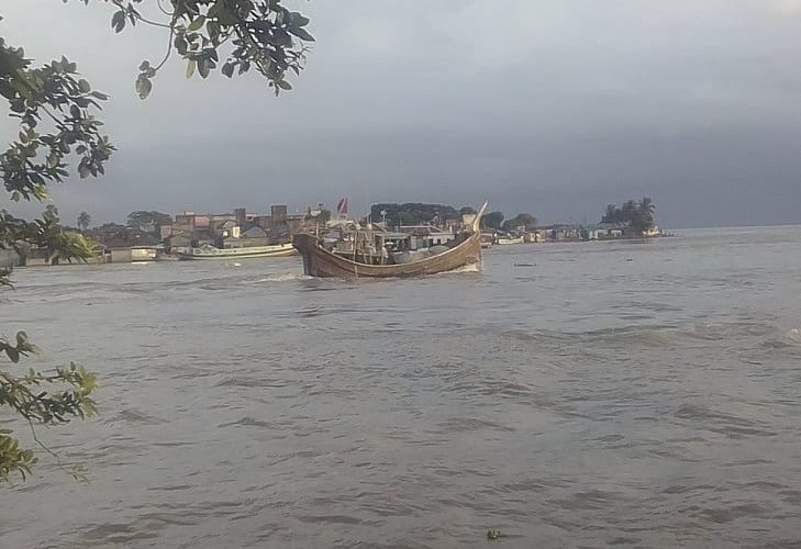 বর্ষার মৌসুম শুরু হতে না হতেই চাঁদপুরে পদ্মা মেঘনা ডাকাতিয়ার পানি বৃদ্ধি।। নিম্মাঞ্চল প্লাবিত