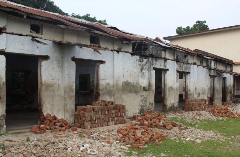 নাটোরে  অনুমতি ছাড়া বিদ্যালয় ভবন ভাঙ্গার অভিযোগ সভাপতি ও প্রধান শিক্ষকের বিরুদ্ধে