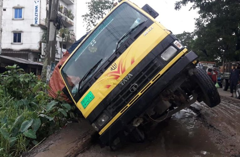 দাউদকান্দি উপজেলার গৌরীপুর মোড়- বাজার সড়ক। হেভি মেরামত কাজ চলছে তবে ধীর গতিতে