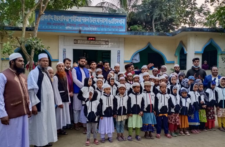 তিতাসে ফ্রেন্ডস ক্লাবের ৯ম ধাপে মাদ্রাসা ছাত্রদের মাঝে শীতবস্ত্র উপহার