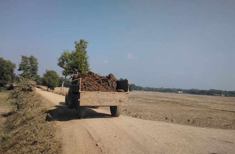 আখাউড়ায় ট্রাক্টরের দাপটে কোটি টাকা সড়ক নস্টঃ জনজীবন অতিষ্টি