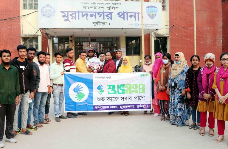 ডাকাতি করার আগে ডাকাত ধরায় ওসিকে ফুল দিলো শুভসংঘ