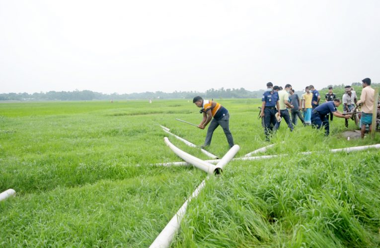 মুরাদনগর উপজেলায় অবৈধভাবে কৃষি জমি থেকে মাটি উত্তোলনের অভিযোগে ২টি ড্রেজার মেশিন জব্দ করেছে পুলিশ