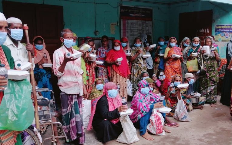 মুরাদনগরে বনভোজনের টাকা দিয়ে দরিদ্রদের খাবার দিলেন পাঁচ শিক্ষার্থী