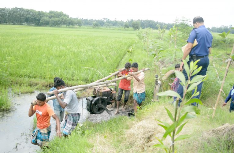 মুরাদনগরে পুলিশের অভিযানে তিনটি ড্রেজার মেশিন জব্দ