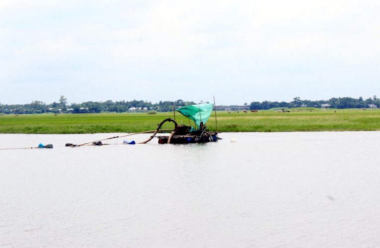 মুরাদনগরে থামছে না অবৈধ ড্রেজার